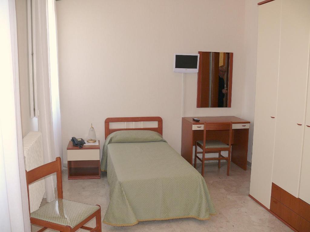 Albergo Casa Del Pellegrino Monte Sant'Angelo Room photo