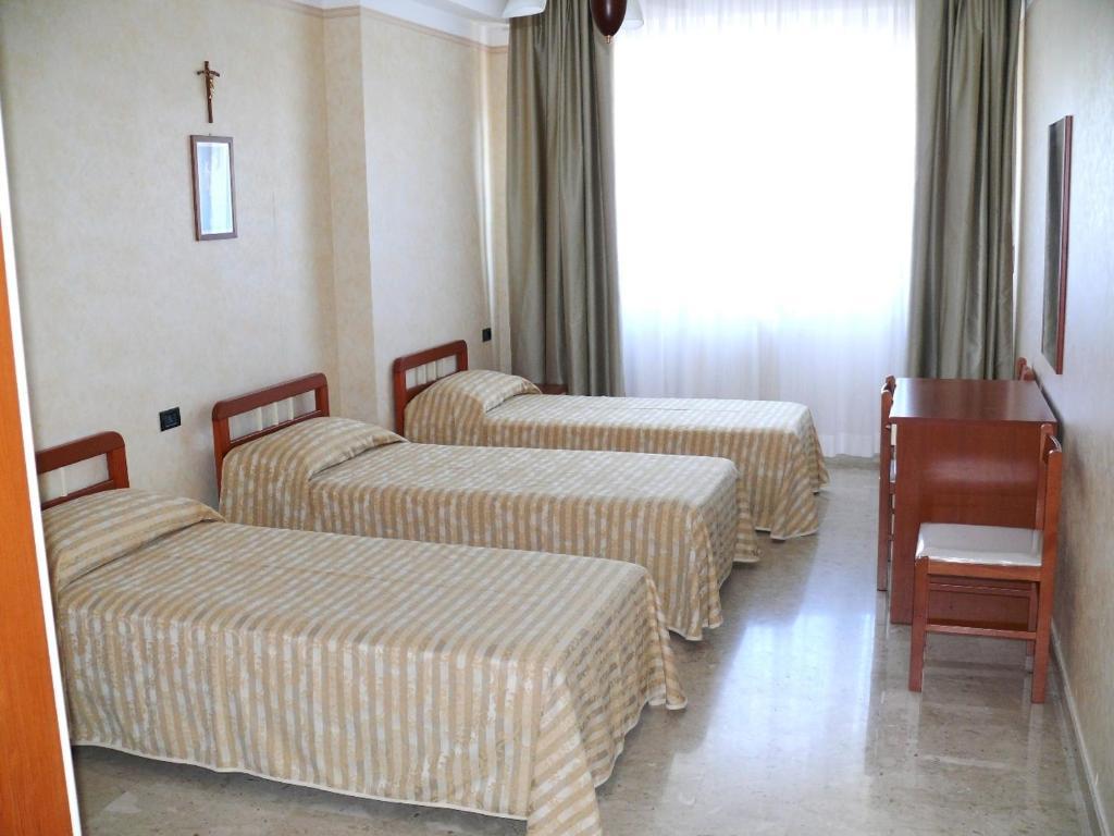 Albergo Casa Del Pellegrino Monte Sant'Angelo Room photo